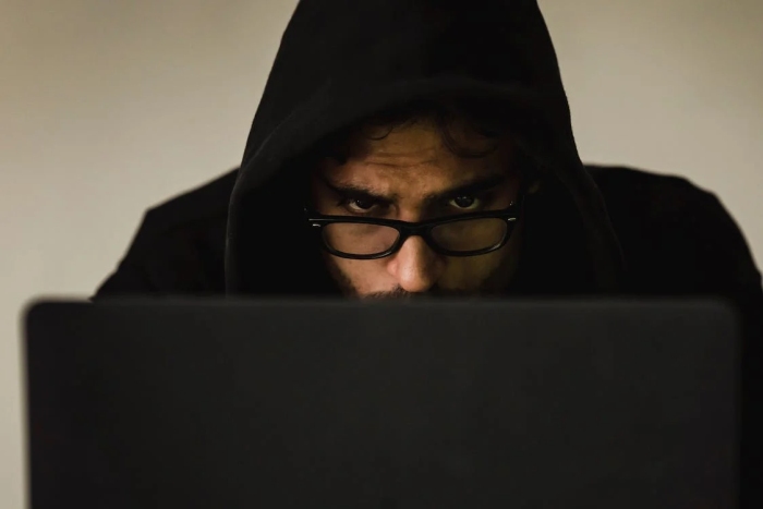 Hacker Pexels Sora Shimazaki em laptop - Ameaças crescentes: o impacto global da fraude de pagamento push