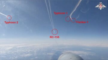 Российское Минобороны опубликовало видео, на котором Су-27 следят за RAF RC-135 и тайфунами над Черным морем