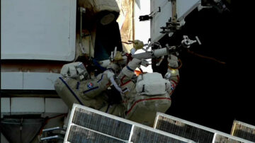Caminhantes espaciais russos inspecionarão vazamento no radiador