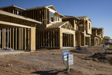Sprzedaż nowo wybudowanych domów odwróciła kurs i w sierpniu spadła o prawie 9%.