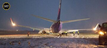 Боїнг 737-800 Smartavia вилітає за злітну смугу в аеропорту Пермі, Росія