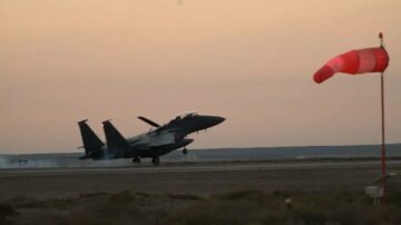 Gli F-15E Strike Eagle dell'aeronautica americana si schierano in Giordania nel mezzo della crisi di Gaza