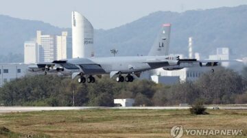 Il bombardiere strategico americano B-52 effettua il primo atterraggio in Corea del Sud in 35 anni