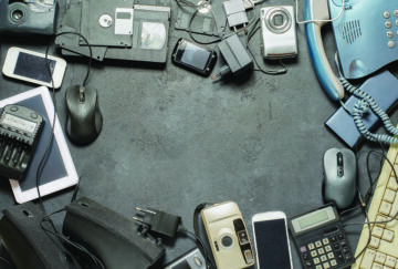 Hvad du bør (og ikke bør) gøre med alle dine gamle telefonopladere og andet e-affald | Envirotec