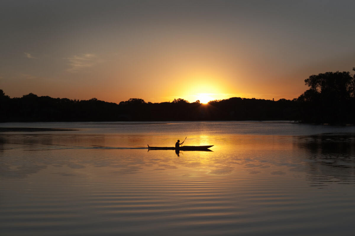Spływ kajakowy o zachodzie słońca w Lake of the Isles, Minneapolis, Minnesota