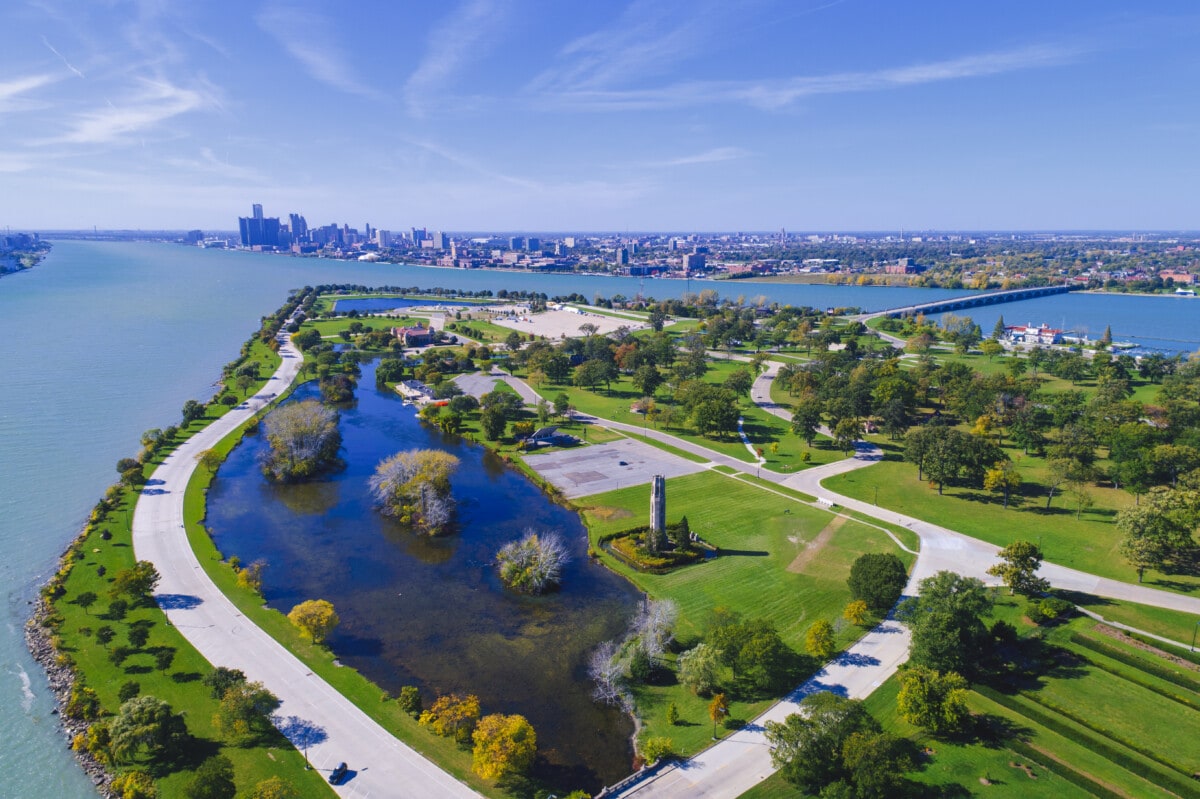 ø-park i detroit med udsigt over vandet og grønne træer_Getty