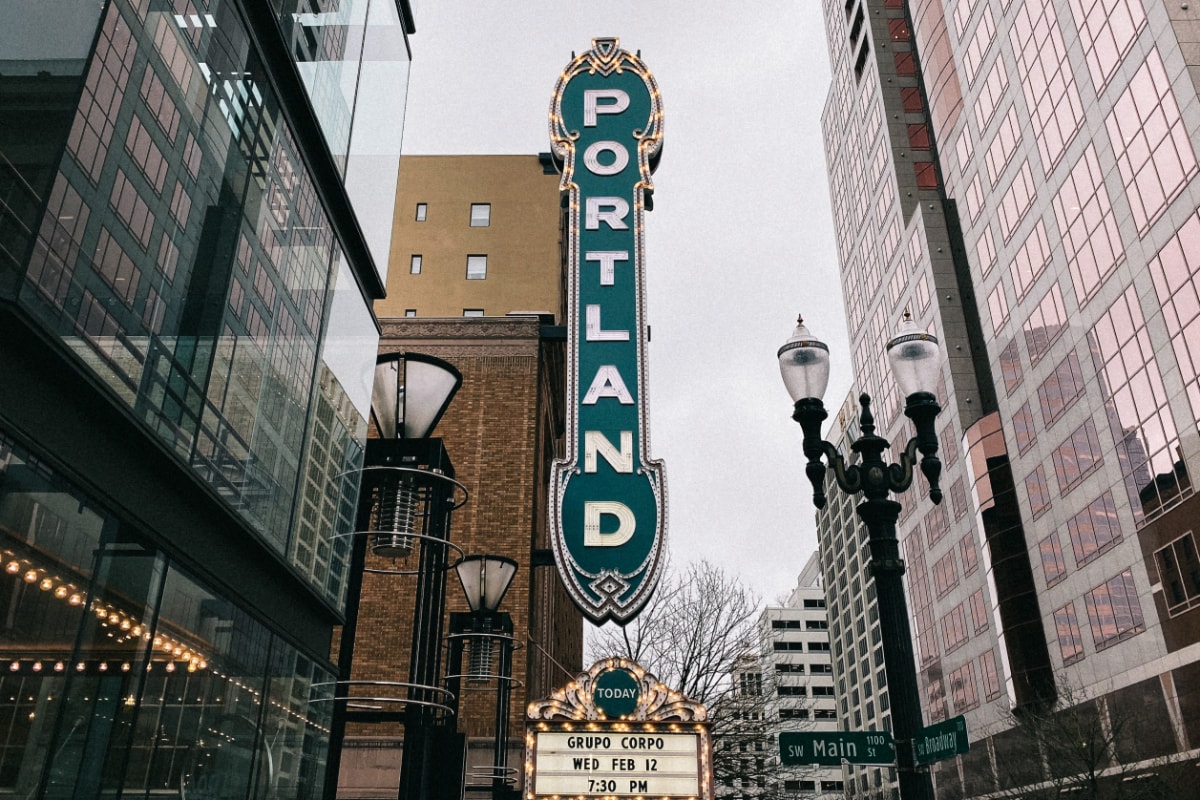 Biển hiệu Portland
