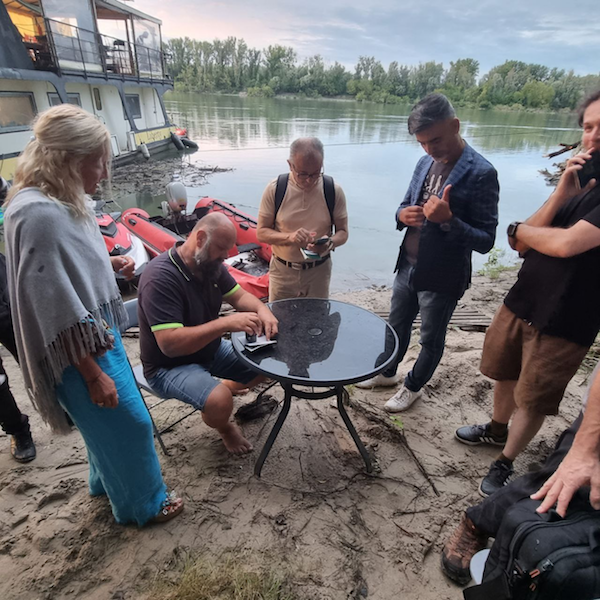 Pässe, darunter auch aus Amerika und Schweden, werden abgestempelt, während sich die Menschen darauf vorbereiten, an Bord des Liberland-Hausboots zu gehen