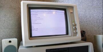 مرور WWW در رایانه شخصی IBM دهه 1980 با استفاده از MicroWeb