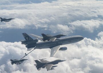 Kommersiella tankfartyg tankar amerikanska flygvapnets stridsflygplan för övningen i Singapore