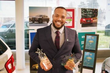 Der Vertriebsleiter von Crown Suzuki gewinnt den Hauptpreis bei den Motor Ombudsman Star Awards