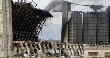 In corso la demolizione dell'hangar di Tustin bruciato; Livelli di amianto “al di sotto di ogni livello di preoccupazione”