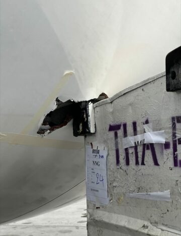 Το Boeing 777 "Hello Kitty" της EVA Air υπέστη ζημιά μετά από σύγκρουση με καρότσι αποσκευών