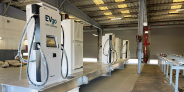 EVgo construirá estações de carregamento mais rapidamente e oferecerá carregamento gratuito aos clientes da Hertz - CleanTechnica