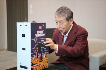 إليكم مبتكر لعبة Space Invaders، توموهيرو نيشيكادو، وهو يلعب نسخة طبق الأصل بحجم ربع حجم بعد 45 عامًا من إصدارها لأول مرة