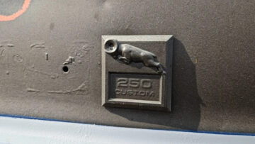 Gemma Junkyard: Dodge B1982 Ram Wagon del 250 con manuale a 4 posti sul pavimento