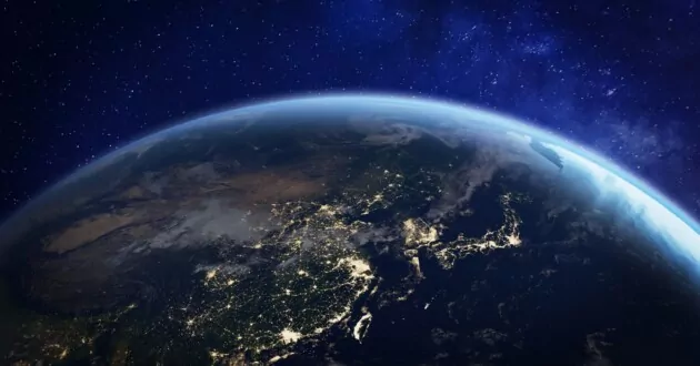 Азія вночі з космосу з сітілайтами, що показують діяльність людини в Китаї, Японії, Південній Кореї, Тайвані та інших країнах, 3d-рендерінг планети Земля, елементи від NASA