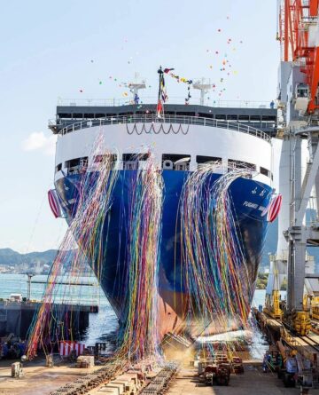 三菱造船、下関で新型ロールオン・ロールオフ船「富岳丸」の命名式・進水式を挙行