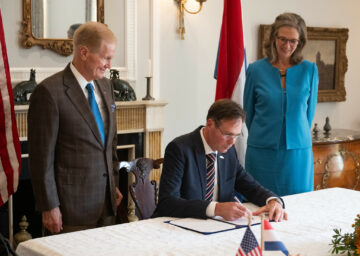 Holanda e Islandia firman los Acuerdos Artemisa