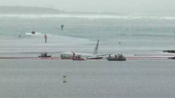 P-8 Poseidon prekorači vzletno-pristajalno stezo na Havajih in konča v vodi