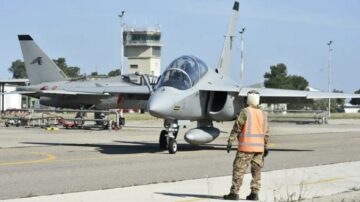 Gli studenti della RAF volano da soli alla scuola internazionale di addestramento al volo in Italia