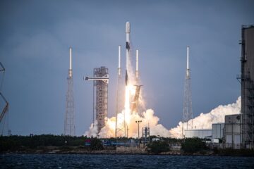 Raketa SpaceX Falcon 9 izstreli tretji par satelitov O3b mPOWER iz Cape Canaveral