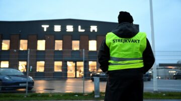 Tesla stämmer svensk byrå för att strejkande arbetare stoppar leveransen av registreringsskyltar på sina nya fordon - Autoblogg