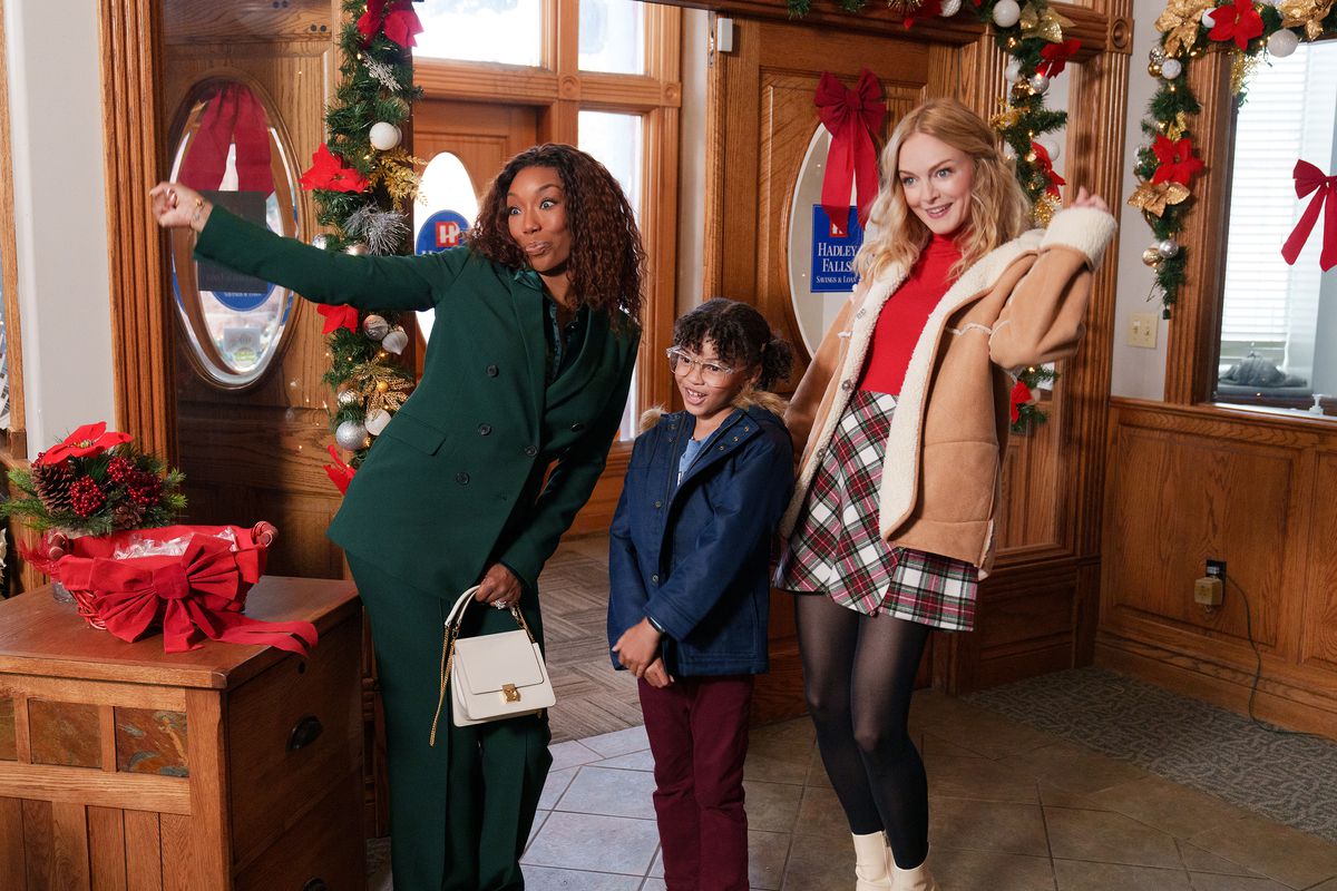 (L to R) Brandy Norwood, Madison Validum, Heather Graham in Best. Christmas. Ever! 