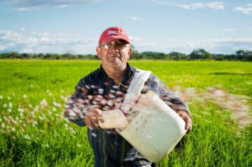 छोटे पैमाने के किसानों को समर्थन देने में सूक्ष्म ऋण और क्राउडफंडिंग की भूमिका