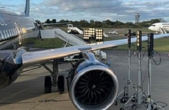 De ramen van Titan Airways A321 werden beschadigd door krachtige lampen