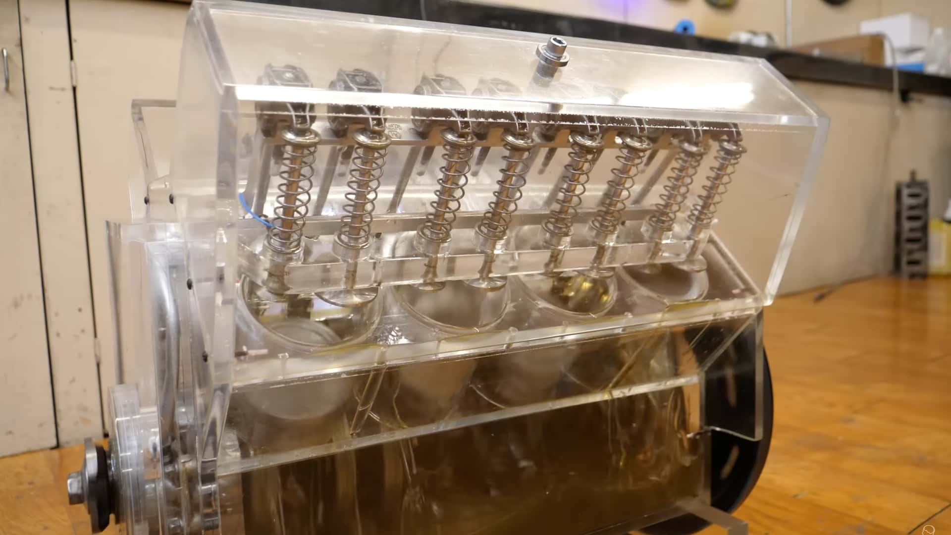 Bu Transparan V8, Bir Motorun Nasıl Çalıştığının Mükemmel Bir Göstericisidir