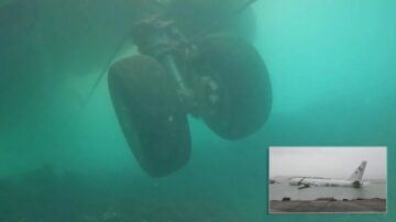 Podwodne badanie samolotu P-8A Poseidon Marynarki Wojennej Stanów Zjednoczonych w zatoce Kaneohe