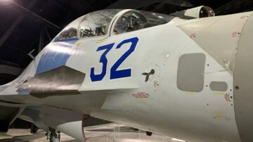 미 공군 국립 박물관에서 Su-27UB 플랭커를 가까이서 직접 살펴보세요.