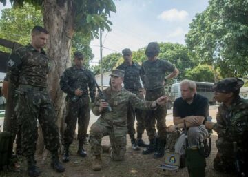 El Ejército Sur de EE. UU. se asocia con fuerzas brasileñas para probar un puente de voz táctico