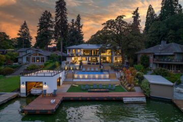 La maison au bord de l'eau sur le lac Oswego, dans l'Oregon, offre un style de vie et un luxe