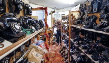 Το ζευγάρι του Ουισκόνσιν έχει δεκάδες χιλιάδες παλιά τηλέφωνα - και κανείς δεν μπορεί να τα αγοράσει