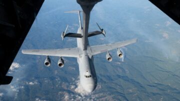 C-5M Super Galaxy תדלק מכלית KC-10 במבחן תדלוק אוויר בזרימה הפוכה ראשונה