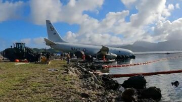 Geweldige timelapse-video laat zien hoe de marine zijn P-8A Poseidon uit de zee in Hawaï heeft gehaald