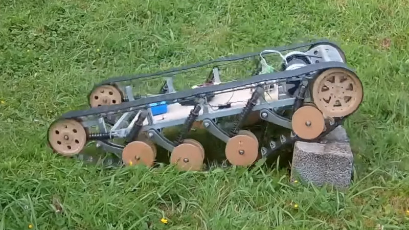 An RC Tank Chassis That’s Not Messing About