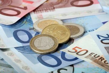 Euro cofa się do dwutygodniowych minimów w pobliżu 1.0840