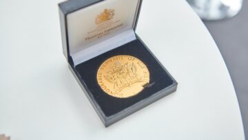King Charlesi toetatud rühma medal Qantase akadeemia eest