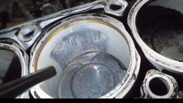 梅赛德斯 V8 发动机拆解显示气缸壁上有深深的划痕