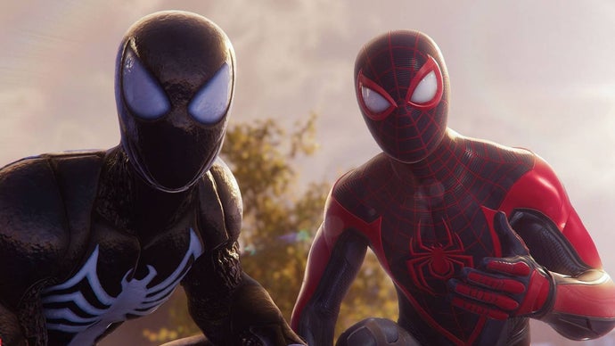 Örümcek Elbiseli Miles Morales ve Peter Parker dost canlısı davranıyor ve yardım teklif ediyor.