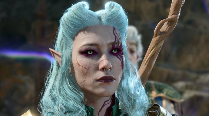 Baldur's Gate 3'teki soluk mavi saçlı, yaralı yüzlü ve gözünden duman gibi fışkıran mor dövmeli kadınsı elf karakteri, üzgün bir ifadeyle kameraya bakıyor.