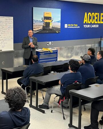 Компания Penske Truck Leasing открывает класс в Универсальном техническом институте в Далласе