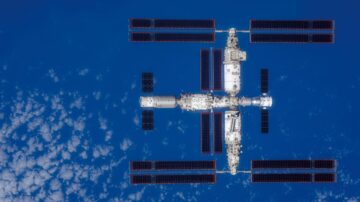 رواد الفضاء شنتشو-17 يقومون بأول عملية سير في الفضاء لإصلاح مجموعة الطاقة الشمسية