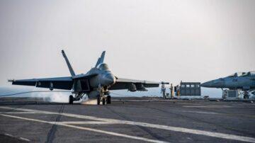 Az Egyesült Államok Super Hornetjei célokat lőnek le a Vörös-tenger felett