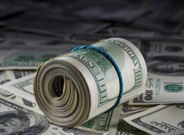 Ameriški dolar najde zagon pri okrevanju donosov v ZDA, zaključi z 2-odstotno letno izgubo