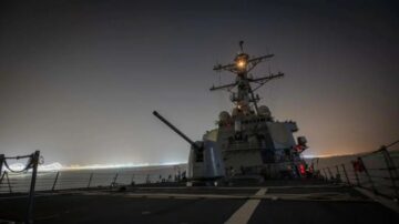Krigsfartyg svarar på en våg av drönsattacker som stör sjöfarten i Röda havet
