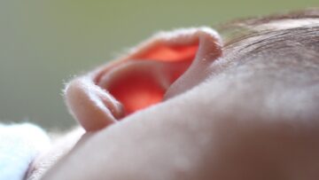 Дитина, яка народилася глухою, може вперше почути завдяки новаторській генній терапії